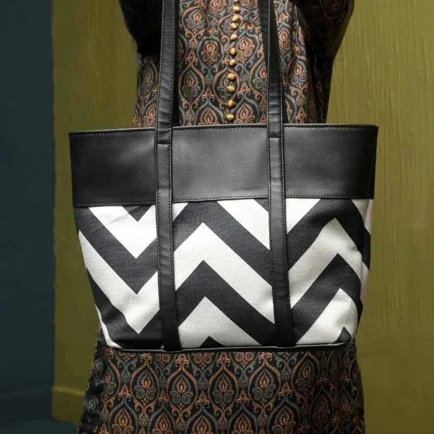 Chevron Tote Bag T-1 Black for Women in Pakistan – Nayab Khatoon